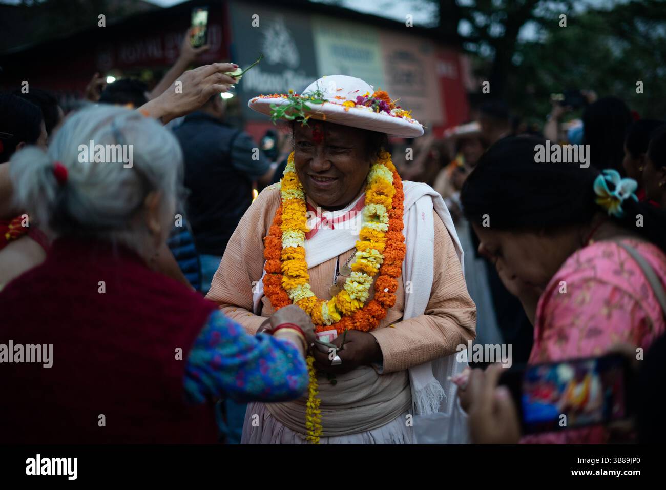 4 aprile 2024, Khokana, Nepal: Il sacerdote offre la preghiera ai devoti durante il festival di danza dei 12 anni Sikali Ajima (Rudrayani), che conduce da Khokana verso la piazza Durbar di Kathmandu. (Immagine di credito: © /ZUMA Press Wire) Foto Stock