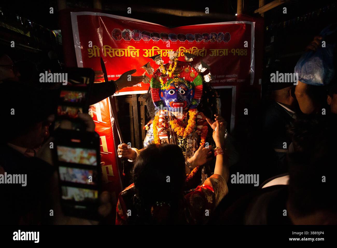 4 aprile 2024, Khokana, Khokana, Nepal: Un uomo vestito da divinità Bhairab esce dalla porta d'oro durante il festival di danza dei 12 anni Sikali Ajima (Rudrayani) a Kathmandu, Nepal, il 4 aprile 2024. (Immagine di credito: © Sujal Bajracharya/ZUMA Press Wire) Foto Stock