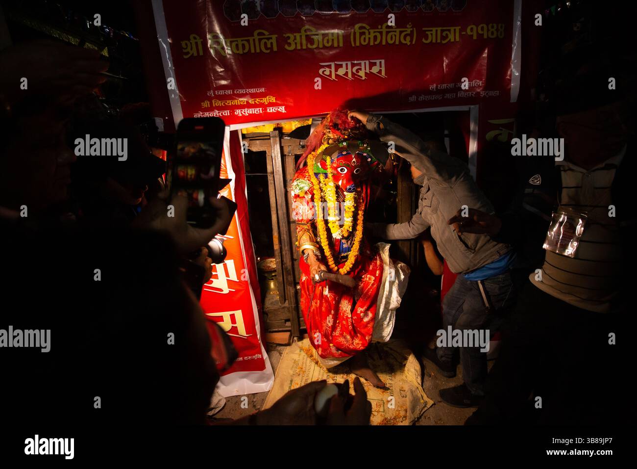 4 aprile 2024, Khokana, Khokana, Nepal: Un uomo vestito da divinità Barahi esce dalla porta d'oro durante il festival di danza dei 12 anni Sikali Ajima (Rudrayani) a Kathmandu, Nepal, il 4 aprile 2024. (Immagine di credito: © Sujal Bajracharya/ZUMA Press Wire) Foto Stock