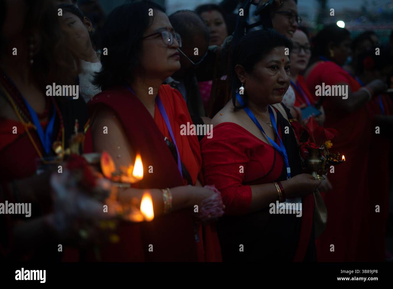 4 aprile 2024, Khokana, Khokana, Nepal: I devoti offrono la preghiera durante il festival di danza dei 12 anni Sikali Ajima (Rudrayani), che conduce verso la piazza Kathmandu Durbar da Khokana. (Immagine di credito: © Sujal Bajracharya/ZUMA Press Wire) Foto Stock