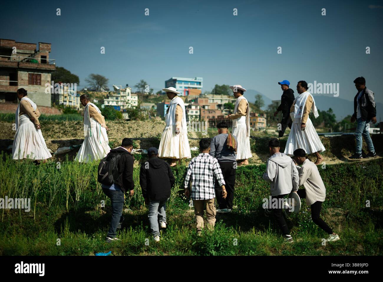 4 aprile 2024, Khokana, Nepal: Il sacerdote cammina attraverso un sentiero durante il festival di danza Sikali Ajima (Rudrayani), che conduce verso piazza Kathmandu Durbar da Khokana. (Immagine di credito: © Sujal Bajracharya/ZUMA Press Wire) Foto Stock