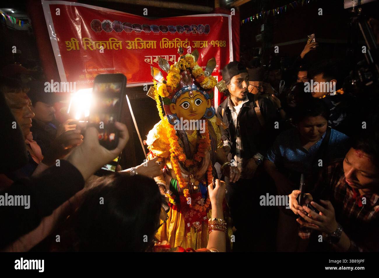 4 aprile 2024, Khokana, Khokana, Nepal: Un uomo vestito da divinità esce dal cancello d'oro durante il festival di danza Sikali Ajima (Rudrayani) di 12 anni a Kathmandu, Nepal, il 4 aprile 2024. (Immagine di credito: © Sujal Bajracharya/ZUMA Press Wire) Foto Stock