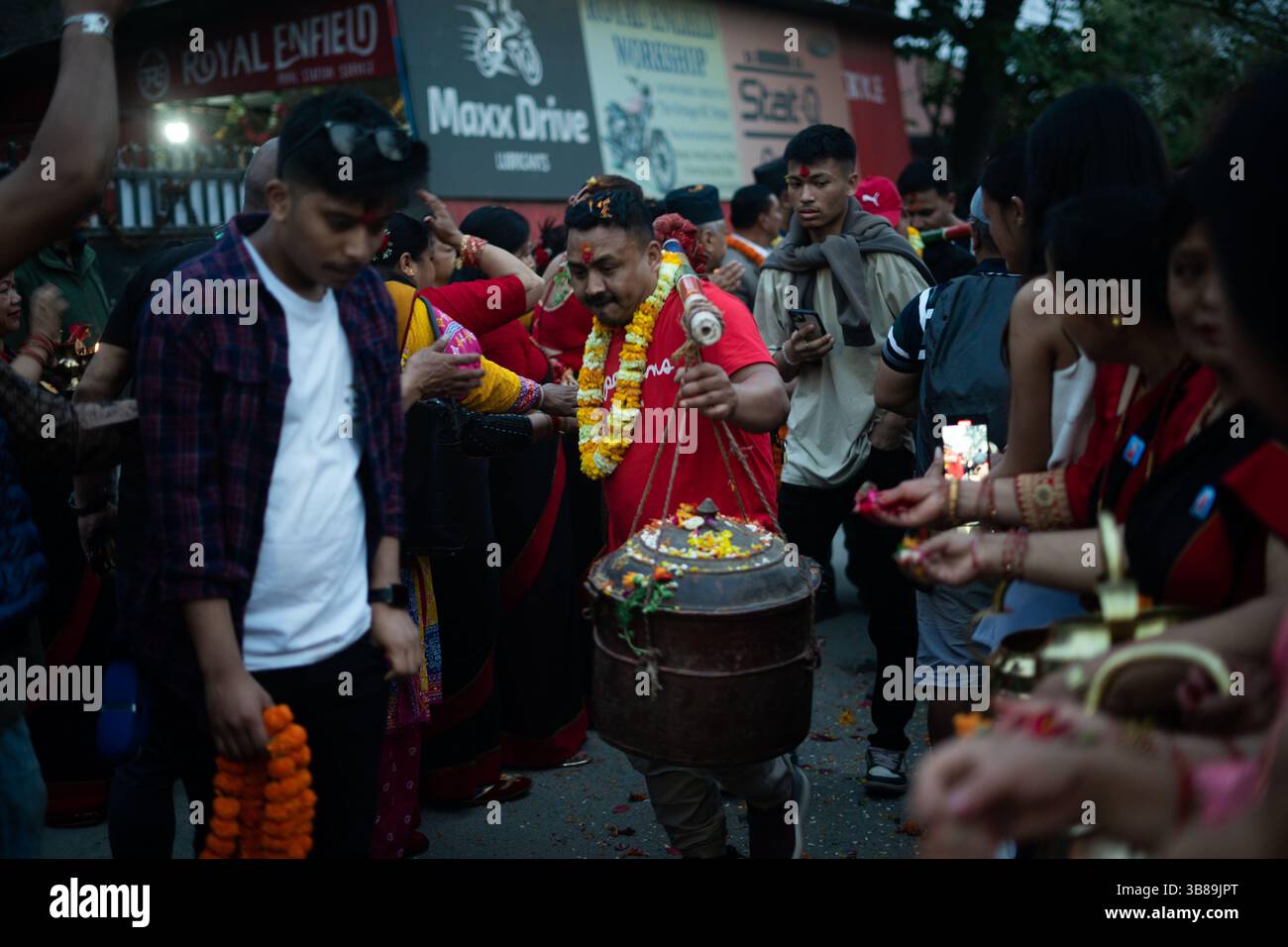 4 aprile 2024, Khokana, Khokana, Nepal: I devoti portano una maschera di una divinità durante i 12 anni di festival di danza Sikali Ajima (Rudrayani), che conduce verso piazza Kathmandu Durbar da Khokana. (Immagine di credito: © Sujal Bajracharya/ZUMA Press Wire) Foto Stock