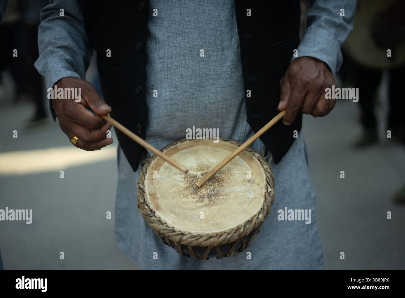 4 aprile 2024, Khokana, Nepal: Un uomo suona uno strumento durante il festival di danza dei 12 anni Sikali Ajima (Rudrayani), che viaggia verso la piazza Durbar di Kathmandu da Khokana. (Immagine di credito: © Sujal Bajracharya/ZUMA Press Wire) Foto Stock