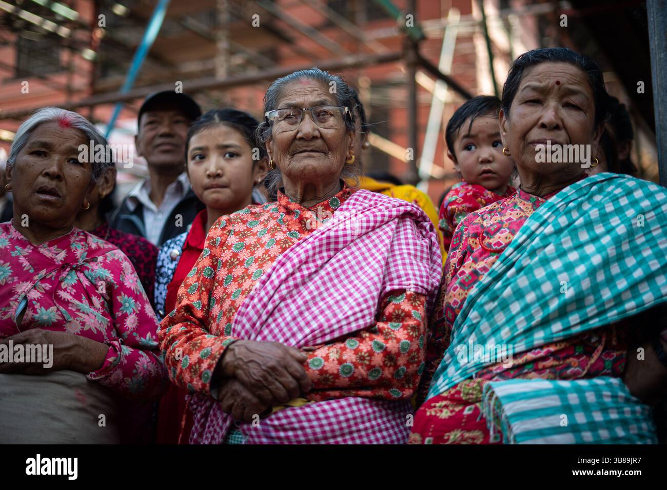 4 aprile 2024, Khokana, Khokana, Nepal: I devoti offrono la preghiera durante il festival di danza dei 12 anni Sikali Ajima (Rudrayani), che conduce verso la piazza Kathmandu Durbar da Khokana. La danza sarà eseguita il 04-05, 11-12 e 21-22 aprile. (Immagine di credito: © Sujal Bajracharya/ZUMA Press Wire) Foto Stock