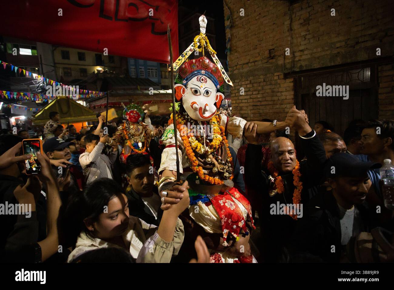 4 aprile 2024, Khokana, Khokana, Nepal: I devoti portano una divinità vestita durante il festival di danza Sikali Ajima (Rudrayani) dei 12 anni a Kathmandu, Nepal, il 4 aprile 2024. (Immagine di credito: © Sujal Bajracharya/ZUMA Press Wire) Foto Stock