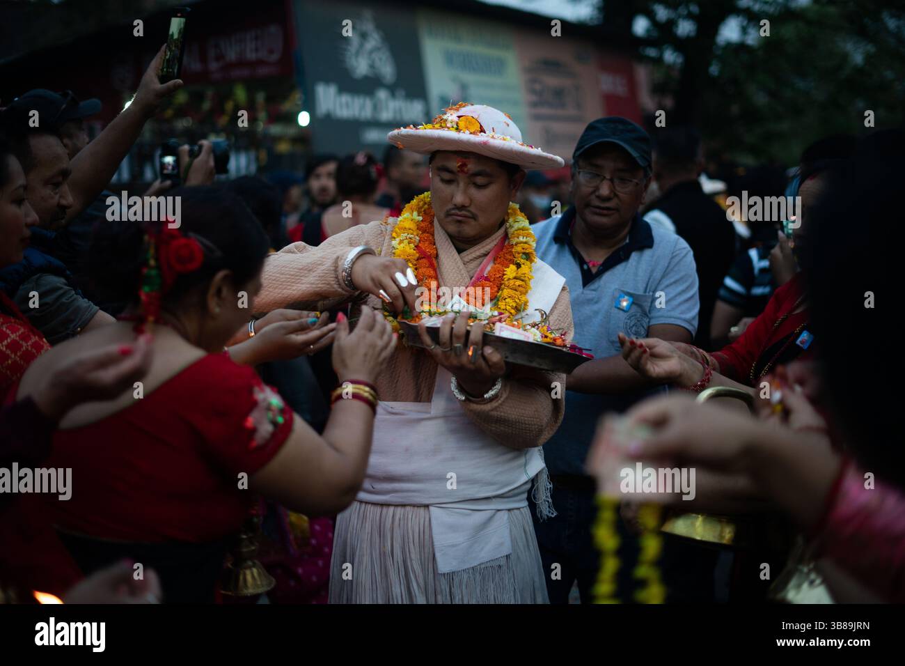 4 aprile 2024, Khokana, Nepal: Il sacerdote offre la preghiera ai devoti durante il festival di danza dei 12 anni Sikali Ajima (Rudrayani), che conduce da Khokana verso la piazza Durbar di Kathmandu. (Immagine di credito: © Sujal Bajracharya/ZUMA Press Wire) Foto Stock