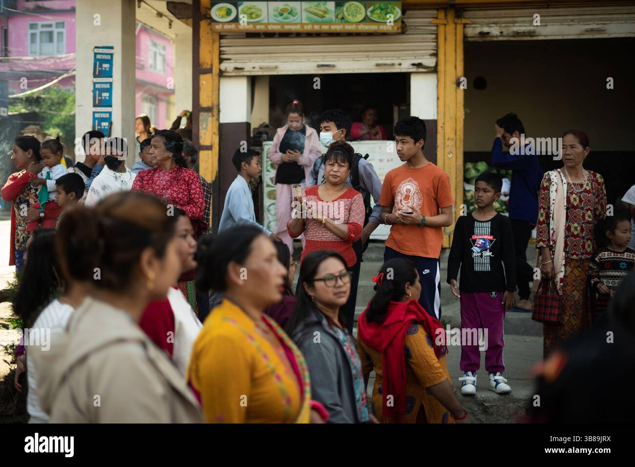 4 aprile 2024, Khokana, Nepal: I devoti offrono la preghiera durante il festival di danza dei 12 anni Sikali Ajima (Rudrayani), che conduce verso la piazza Durbar di Kathmandu da Khokana. (Immagine di credito: © Sujal Bajracharya/ZUMA Press Wire) Foto Stock
