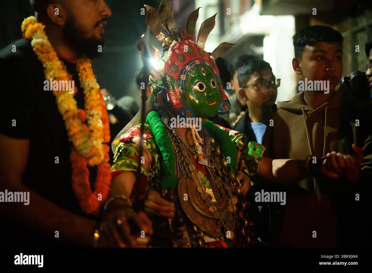 4 aprile 2024, Khokana, Khokana, Nepal: Un uomo vestito da divinità che partecipa alle festività durante le celebrazioni per il festival di danza dei 12 anni Sikali Ajima (Rudrayani) a Kathmandu, Nepal, il 4 aprile 2024. (Immagine di credito: © Sujal Bajracharya/ZUMA Press Wire) Foto Stock