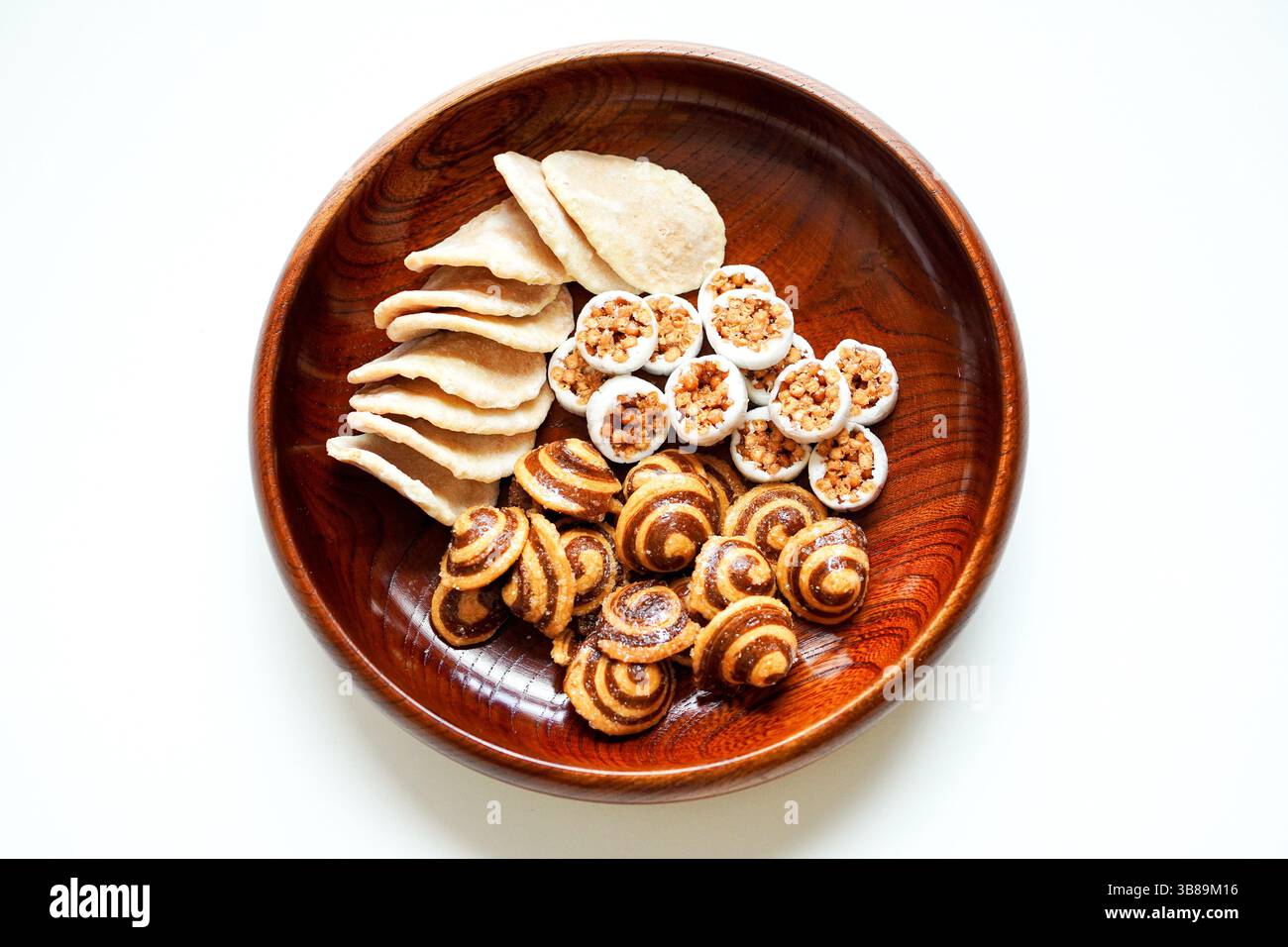 Dolci giapponesi (torte da tè) come cracker di karinto e riso allo zenzero in piatto di legno Foto Stock