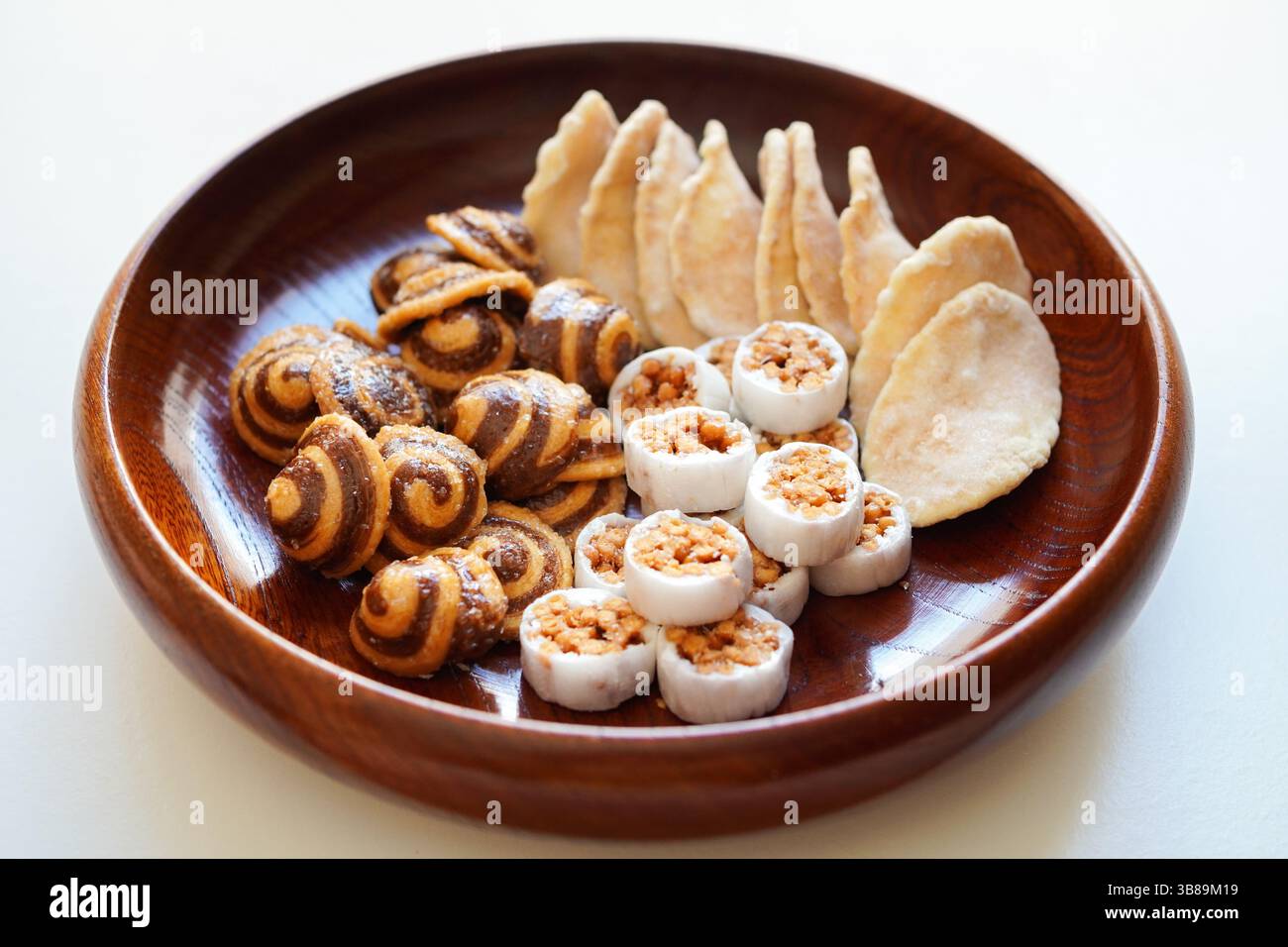 Dolci giapponesi (torte da tè) come cracker di karinto e riso allo zenzero in piatto di legno Foto Stock