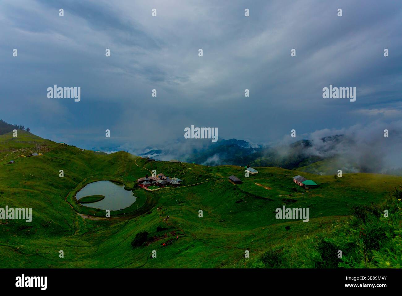 25 luglio 2020, Mandi, Himachal Pradesh, India: Veduta del lago Rishi Prashar, palco dove si può fare la meditazione e vista della catena montuosa di Dhauladhar innevata, anch'essa vista sullo sfondo come ricoperta di nebbia. (Immagine di credito: © Shailesh Bhatnagar/ZUMA Press Wire) Foto Stock