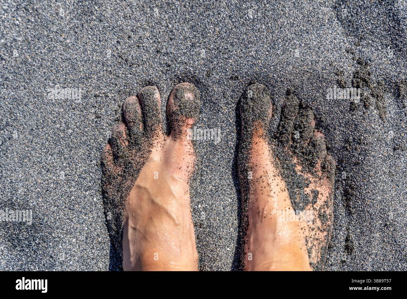 Primo piano dei piedi di sabbia alla spiaggia di Agia Roumeli a Creta, il tranquillo luogo di mare dove il sentiero della Gola di Samaria incontra il Mar libico. Foto Stock