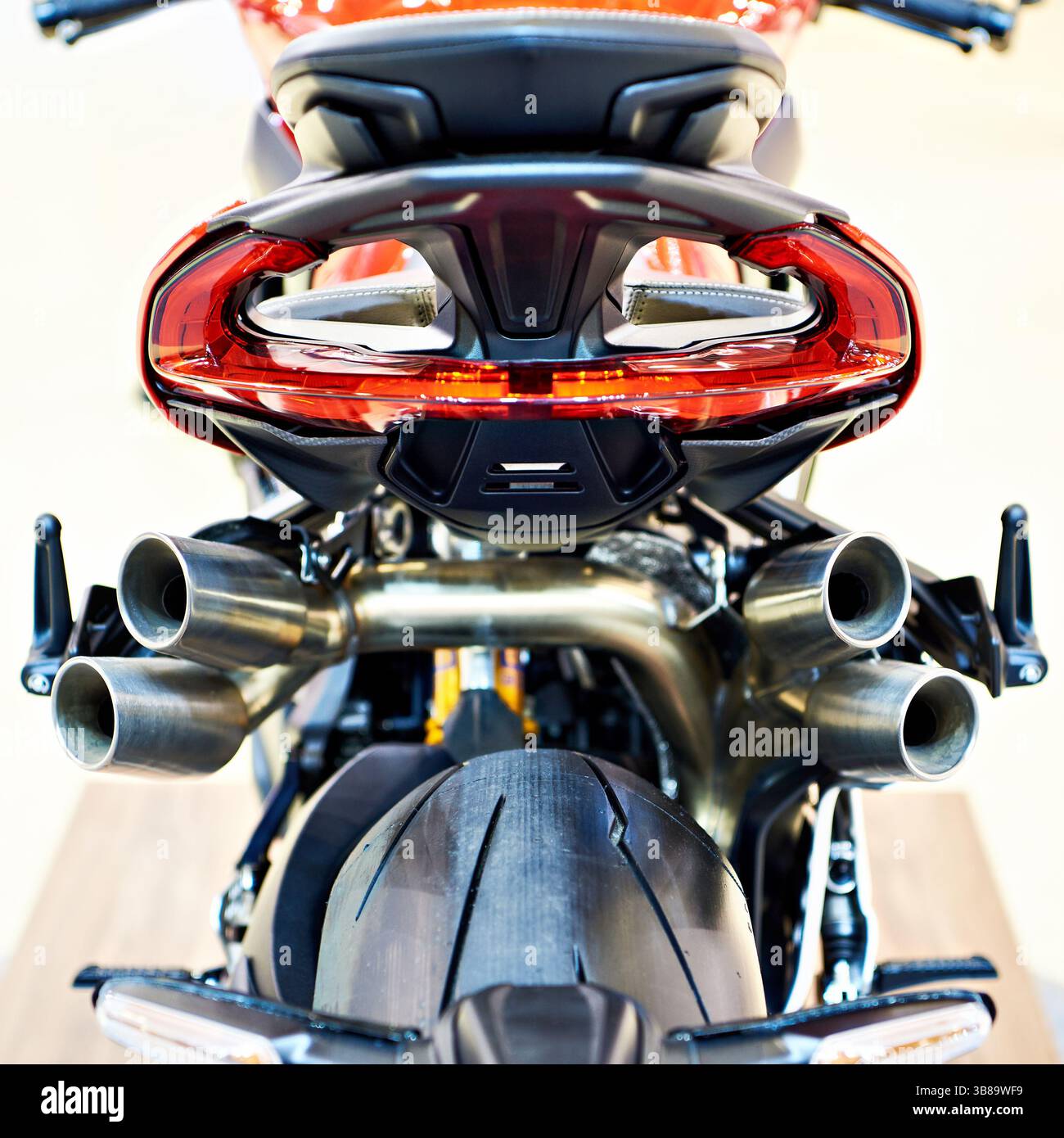 Tubi di scarico della moderna motocicletta futuristica Foto Stock