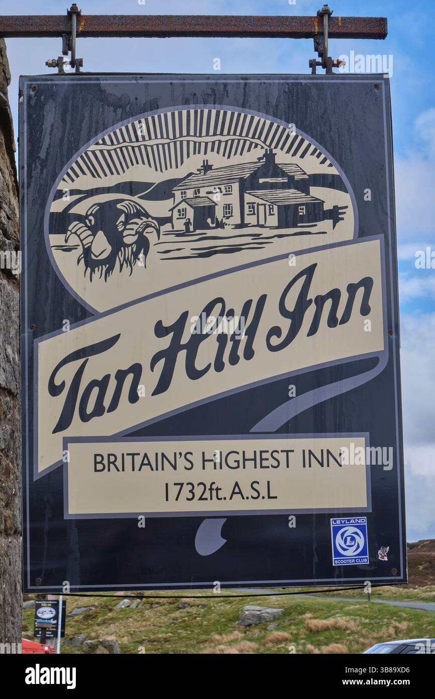 L'insegna del pub per Tan Hill Inn, North Yorkshire Foto Stock