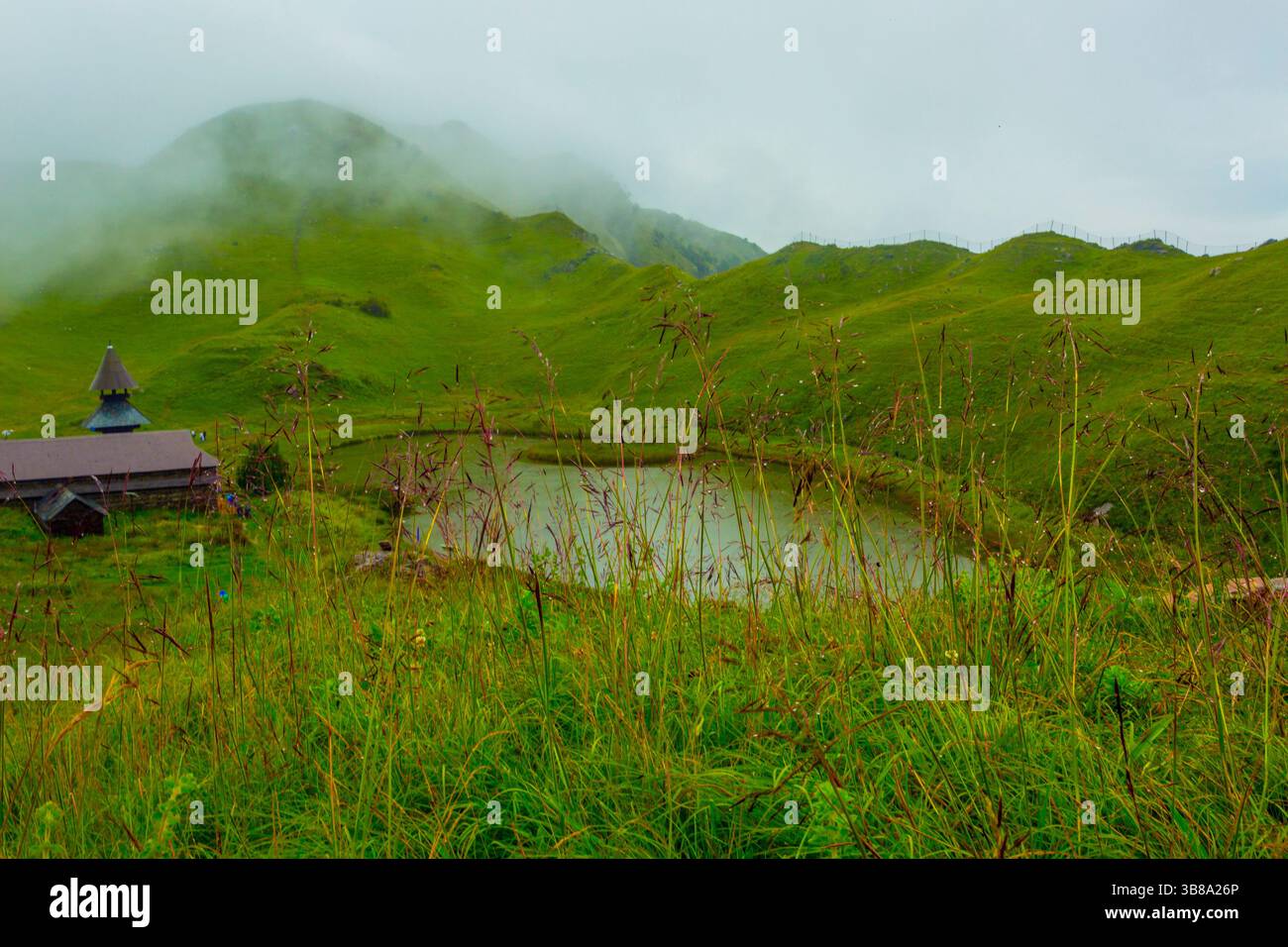 25 luglio 2020, Mandi, Himachal Pradesh, India: Veduta del lago Rishi Prashar, palco dove si può fare la meditazione e vista della catena montuosa di Dhauladhar innevata, anch'essa vista sullo sfondo come ricoperta di nebbia. (Immagine di credito: © Shailesh Bhatnagar/ZUMA Press Wire) Foto Stock