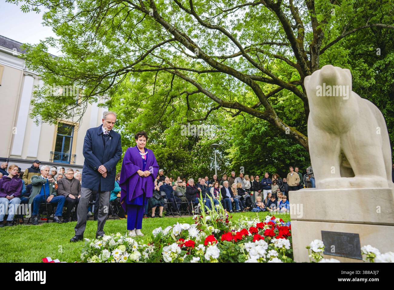 UTRECHT - Fiori al monumento dell'Orso polare nell'Hogelandsepark in memoria del 49° Reggimento di truppe da ricognizione, o 'orsi polari. Esattamente ottant'anni fa, il 7 maggio 1945, il 49th Regiment of Reconnaissance Troops entrò a Utrecht attraverso il Biltstraat per confermare la liberazione della città. ANP FREEK VAN DEN BERGH netherlands Out - belgio Out Foto Stock