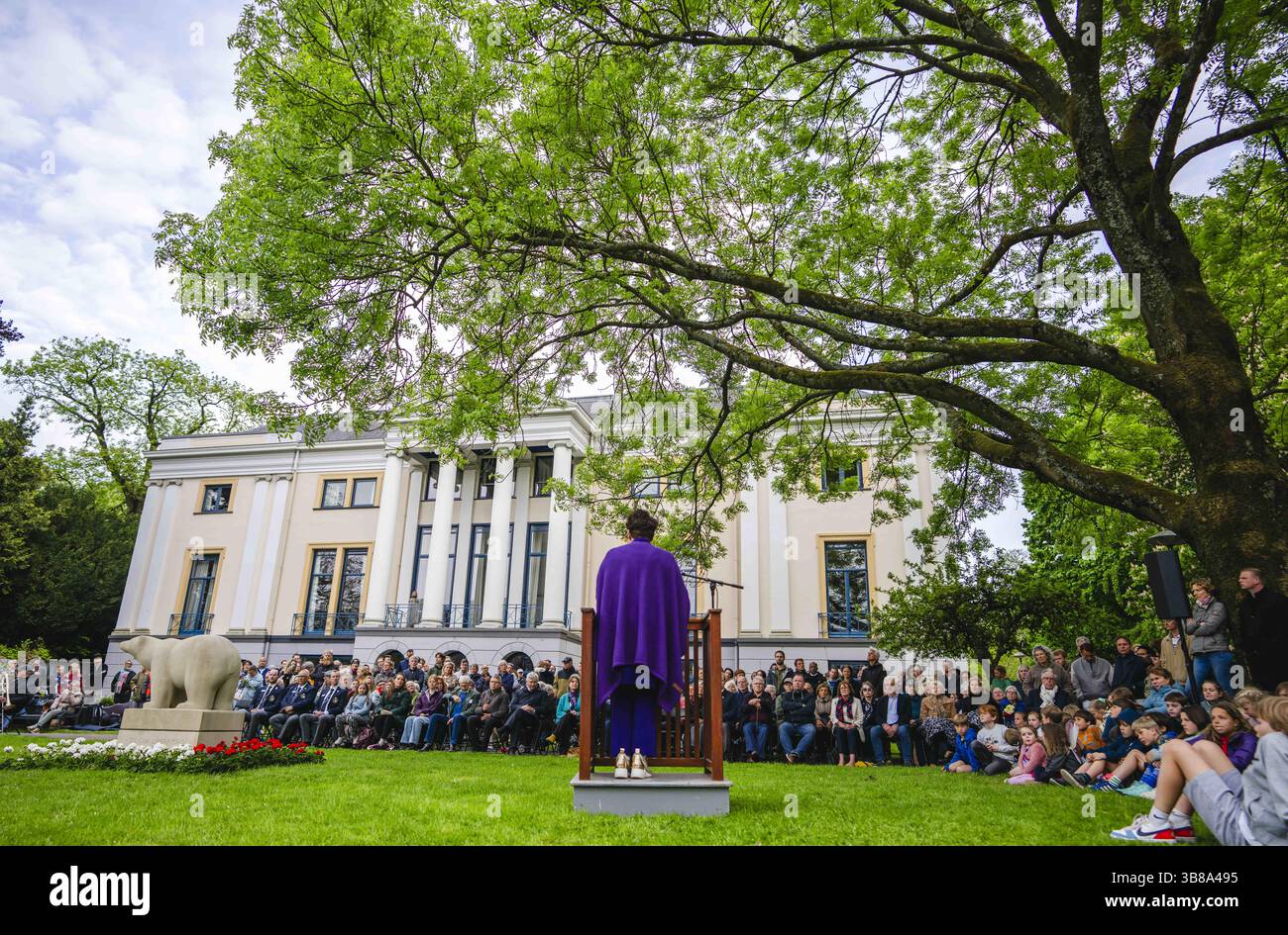 UTRECHT - Fiori al monumento dell'Orso polare nell'Hogelandsepark in memoria del 49° Reggimento di truppe da ricognizione, o 'orsi polari. Esattamente ottant'anni fa, il 7 maggio 1945, il 49th Regiment of Reconnaissance Troops entrò a Utrecht attraverso il Biltstraat per confermare la liberazione della città. ANP FREEK VAN DEN BERGH netherlands Out - belgio Out Foto Stock