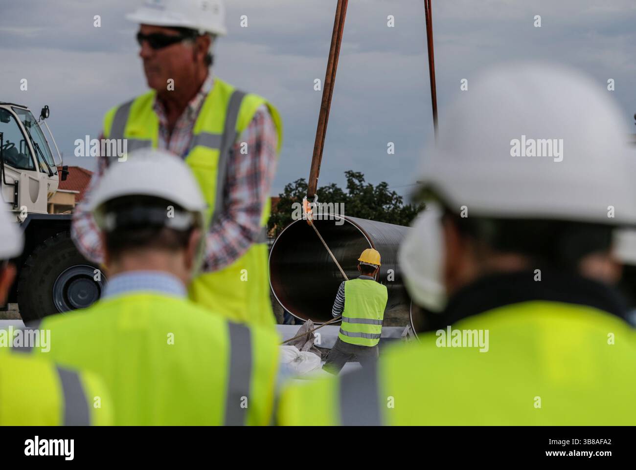 8 settembre 2016, Spitalle, Tirana, Albania: I lavoratori lavorano alle condotte che vengono utilizzate per il RUBINETTO Trans Adriatic Pipeline, a Spitalle, Albania, 8 settembre 2016. TAP è un progetto di gasdotto che attraversa Grecia, Albania e Mare Adriatico per terminare nel sud dell'Italia e servire per il trasporto di gas naturale. Il 30 dicembre 2020 per la prima volta il gas azero è stato consegnato in Italia. (Immagine di credito: © Armando Babani/ZUMA Press Wire) Foto Stock