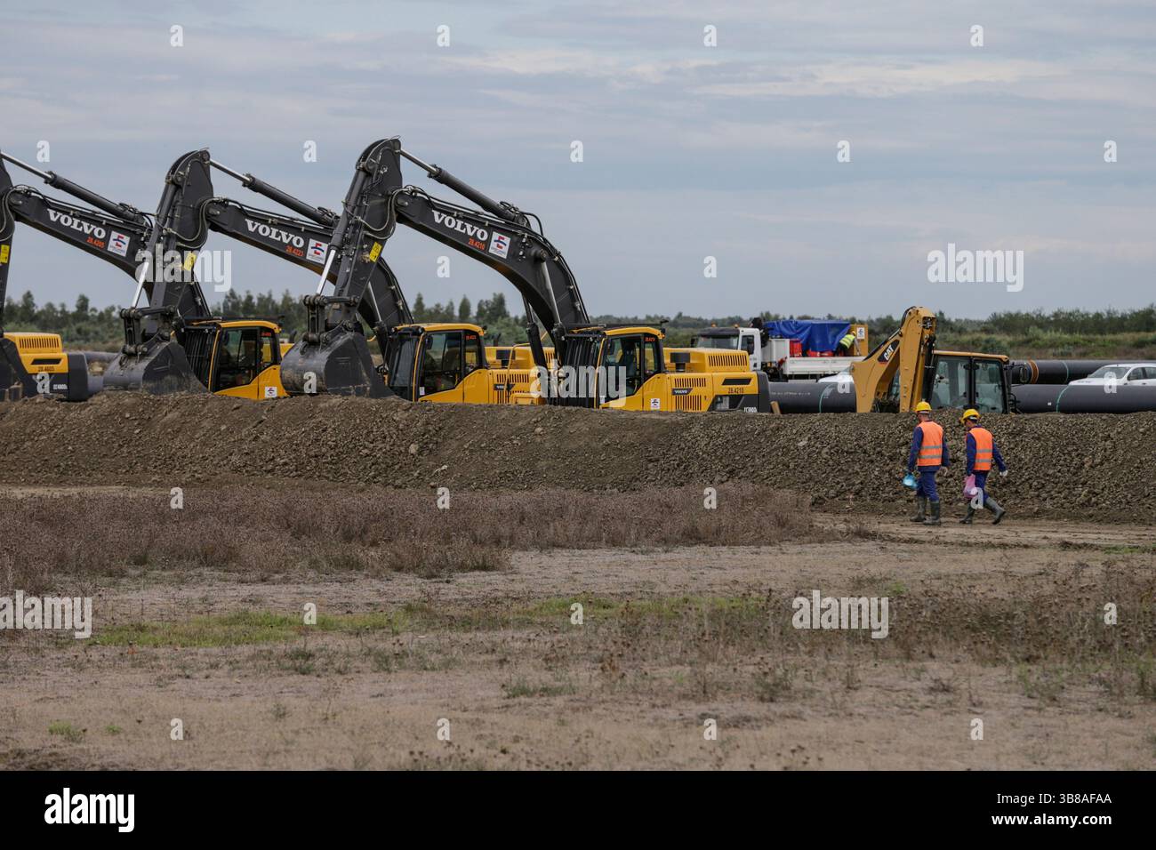8 settembre 2016, Spitalle, Tirana, Albania: I lavoratori lavorano alle condotte che vengono utilizzate per il RUBINETTO Trans Adriatic Pipeline, a Spitalle, Albania, 8 settembre 2016. TAP è un progetto di gasdotto che attraversa Grecia, Albania e Mare Adriatico per terminare nel sud dell'Italia e servire per il trasporto di gas naturale. Il 30 dicembre 2020 per la prima volta il gas azero è stato consegnato in Italia. (Immagine di credito: © Armando Babani/ZUMA Press Wire) Foto Stock