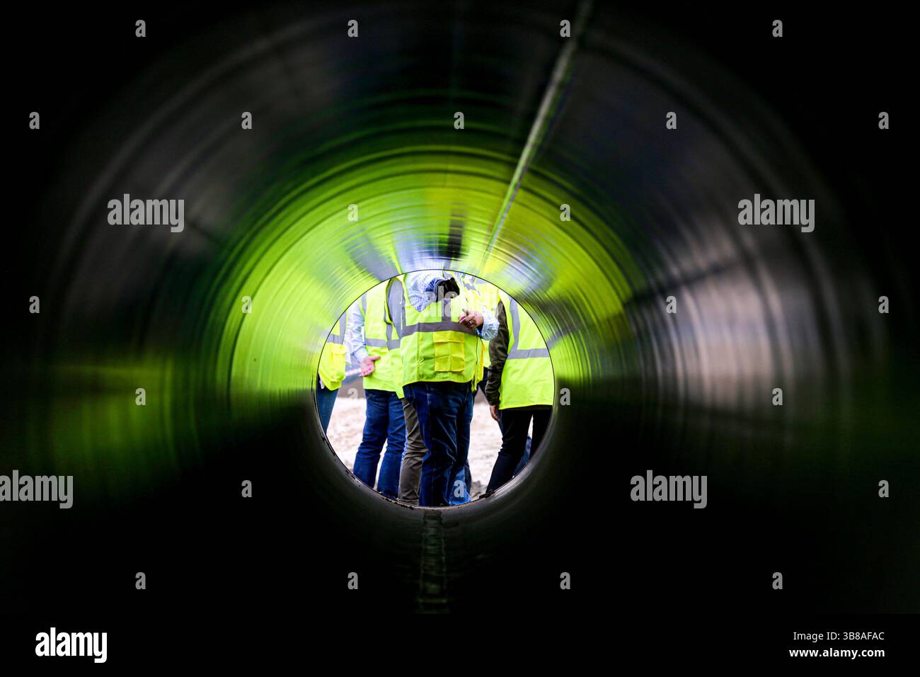 8 settembre 2016, Spitalle, Tirana, Albania: I lavoratori guardano le tubature che vengono utilizzate per il RUBINETTO Trans Adriatic Pipeline, a Spitalle, Albania, 8 settembre 2016. TAP è un progetto di gasdotto che attraversa Grecia, Albania e Mare Adriatico per terminare nel sud dell'Italia e servire per il trasporto di gas naturale. Il 30 dicembre 2020 per la prima volta il gas azero è stato consegnato in Italia. (Immagine di credito: © Armando Babani/ZUMA Press Wire) Foto Stock