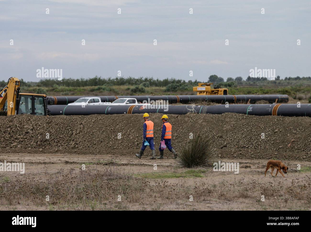 8 settembre 2016, Spitalle, Tirana, Albania: I lavoratori camminano accanto alle tubazioni che vengono utilizzate per il RUBINETTO Trans Adriatic Pipeline, a Spitalle, Albania, 8 settembre 2016. TAP è un progetto di gasdotto che attraversa Grecia, Albania e Mare Adriatico per terminare nel sud dell'Italia e servire per il trasporto di gas naturale. Il 30 dicembre 2020 per la prima volta il gas azero è stato consegnato in Italia. (Immagine di credito: © Armando Babani/ZUMA Press Wire) Foto Stock
