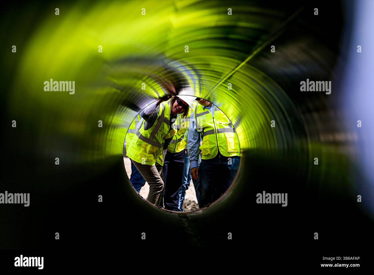 8 settembre 2016, Spitalle, Tirana, Albania: I lavoratori guardano le tubature che vengono utilizzate per il RUBINETTO Trans Adriatic Pipeline, a Spitalle, Albania, 8 settembre 2016. TAP è un progetto di gasdotto che attraversa Grecia, Albania e Mare Adriatico per terminare nel sud dell'Italia e servire per il trasporto di gas naturale. Il 30 dicembre 2020 per la prima volta il gas azero è stato consegnato in Italia. (Immagine di credito: © Armando Babani/ZUMA Press Wire) Foto Stock