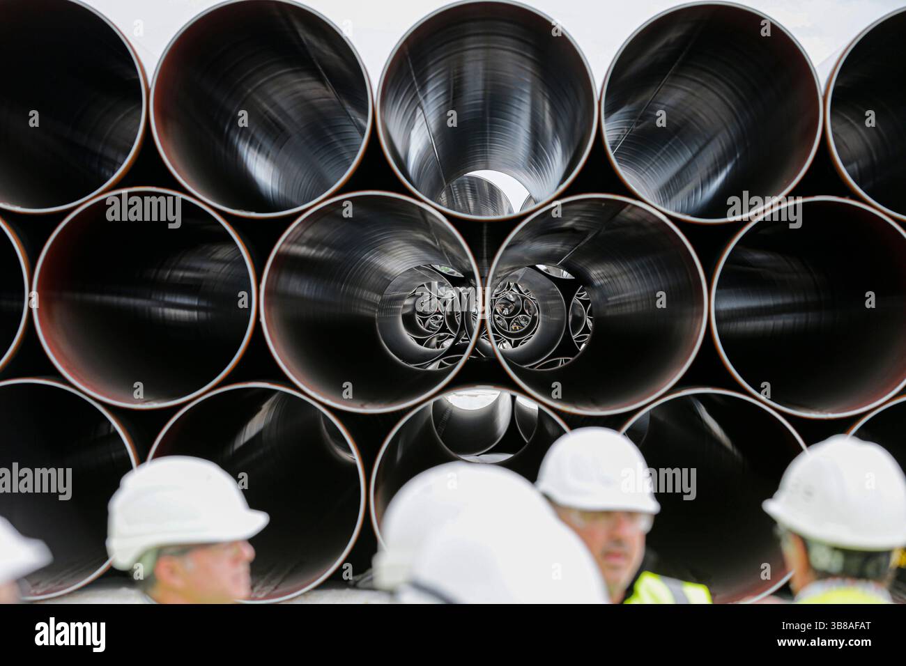 8 settembre 2016, Spitalle, Tirana, Albania: I lavoratori guardano le tubature che vengono utilizzate per il RUBINETTO Trans Adriatic Pipeline, a Spitalle, Albania, 8 settembre 2016. TAP è un progetto di gasdotto che attraversa Grecia, Albania e Mare Adriatico per terminare nel sud dell'Italia e servire per il trasporto di gas naturale. Il 30 dicembre 2020 per la prima volta il gas azero è stato consegnato in Italia. (Immagine di credito: © Armando Babani/ZUMA Press Wire) Foto Stock