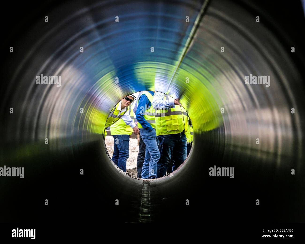 8 settembre 2016, Spitalle, Tirana, Albania: I lavoratori guardano le tubature che vengono utilizzate per il RUBINETTO Trans Adriatic Pipeline, a Spitalle, Albania, 8 settembre 2016. TAP è un progetto di gasdotto che attraversa Grecia, Albania e Mare Adriatico per terminare nel sud dell'Italia e servire per il trasporto di gas naturale. Il 30 dicembre 2020 per la prima volta il gas azero è stato consegnato in Italia. (Immagine di credito: © Armando Babani/ZUMA Press Wire) Foto Stock