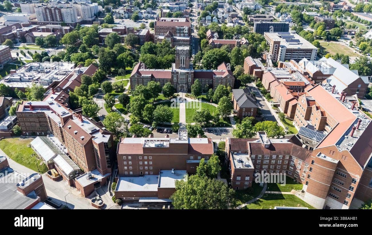 Knoxville offre una vista aerea della University of Tennessee, un ampio campus con vegetazione lussureggiante, edifici storici, moderne strutture di ricerca e campi sportivi, annidati sullo sfondo del fiume Tennessee e delle Smoky Mountains. (Immagine di credito: © Walter G Arce Sr Grindstone medi/CSM via ZUMA Press Wire) Foto Stock