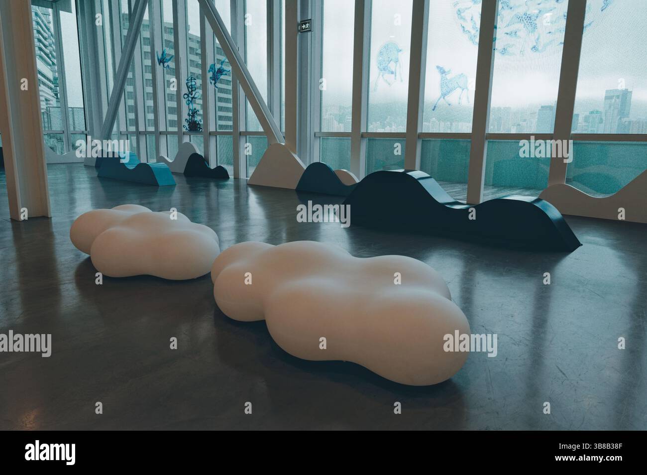 I posti a sedere a forma di nuvola e le strutture ondulate formano un'installazione in una spaziosa galleria presso l'HKMoA Foto Stock