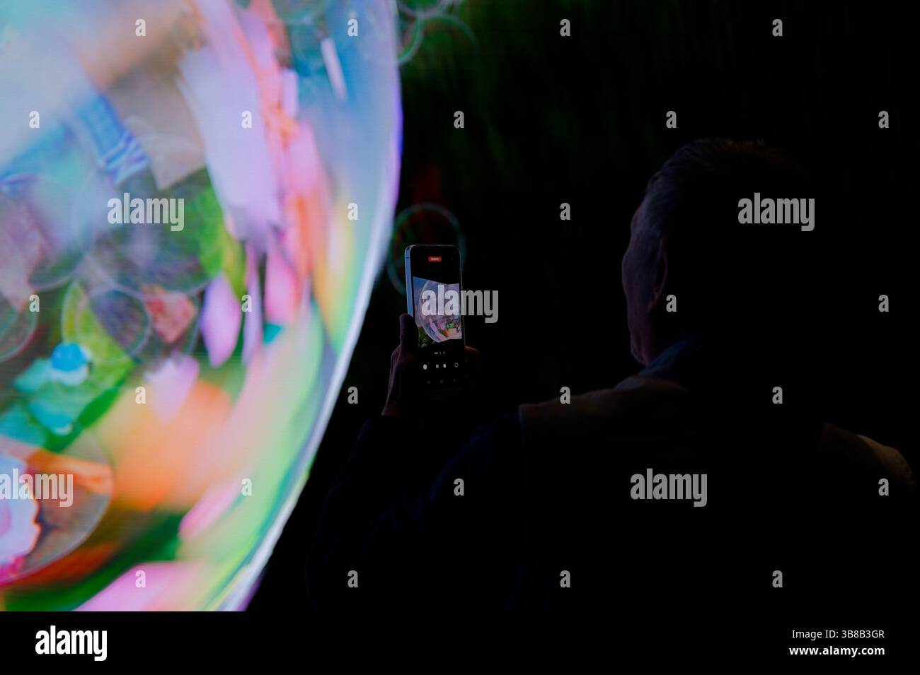 Viewer registra la vibrante installazione digitale "Tree of Heaven at the HKMoA", catturando una scena caleidoscopica di bolla Foto Stock