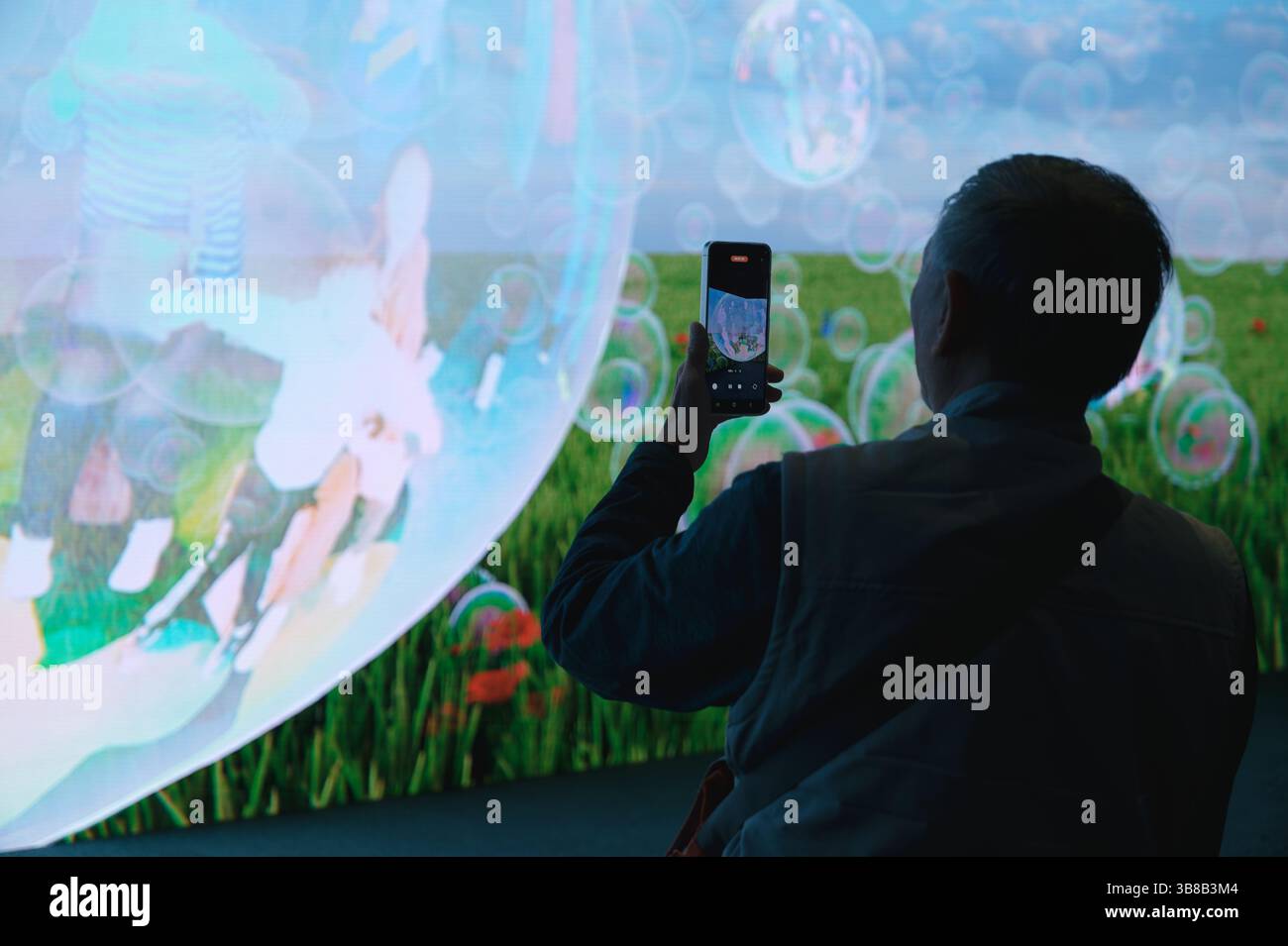 Cattura l'coinvolgente installazione multimediale "Tree of Heaven" all'HKMoA Foto Stock