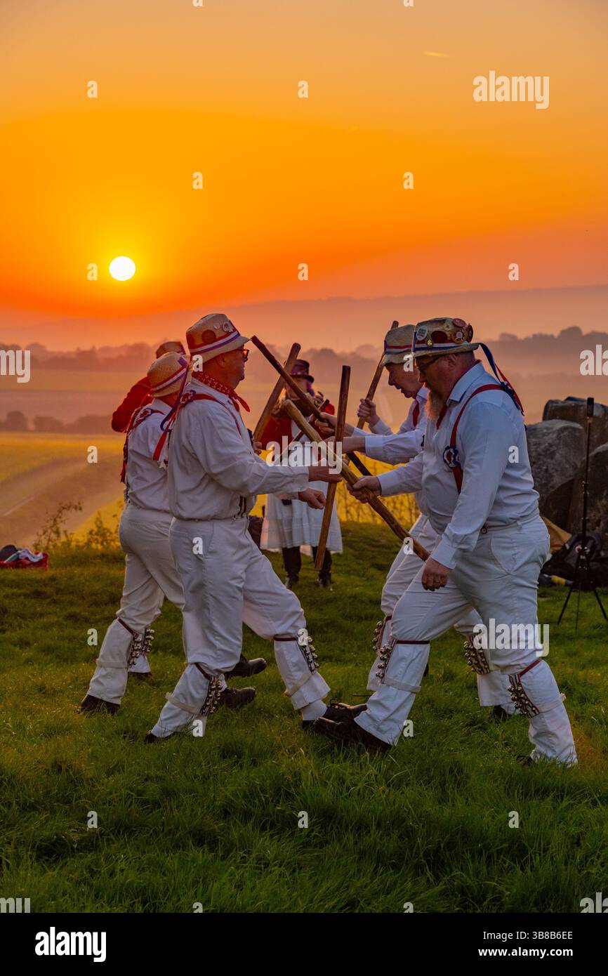Ballerini Morris ballano a Coldrum Long barrow vicino a Trottiscliffe all'alba del 1 maggio 2025 Foto Stock