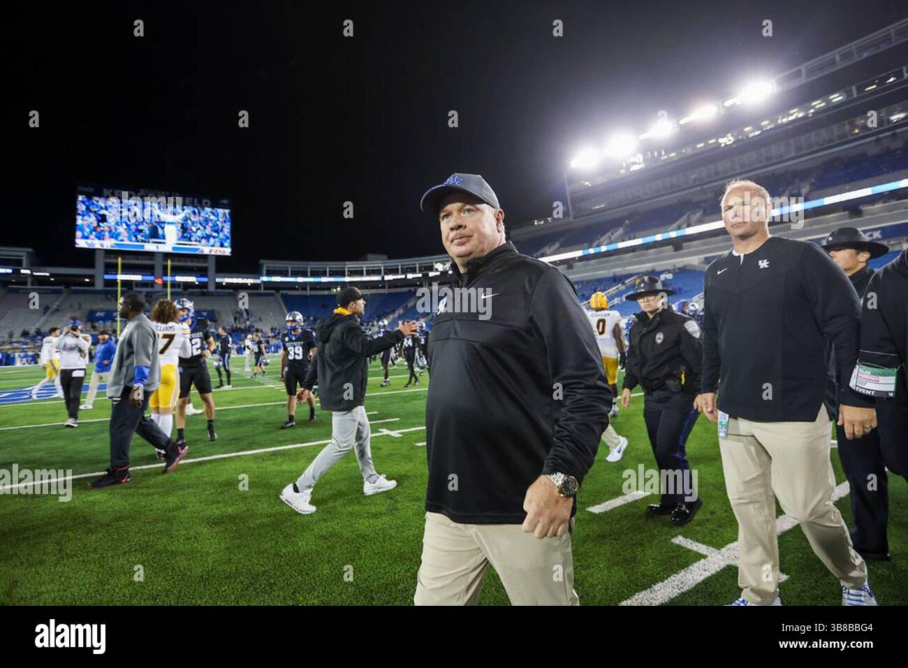 15 ottobre 2023: "Non è divertente, è una sconfitta difficile, soprattutto quando si ha una squadra in casa e noi non giochiamo al meglio", ha detto l'allenatore del Kentucky Mark Stoops dopo la sconfitta di sabato contro il Missouri. (Immagine di credito: © Silas Walker/Lexington Herald-leader tramite ZUMA Press Wire) Foto Stock