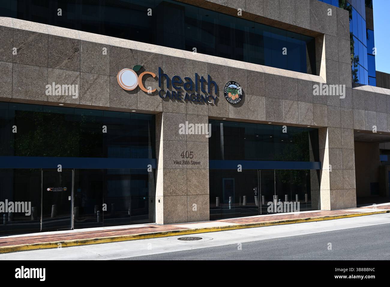 SANTA ANA, CALIFORNIA - 30 APR 2025: Agenzia sanitaria della contea di Orange sulla 5th Street nell'area del Centro Civico. Foto Stock