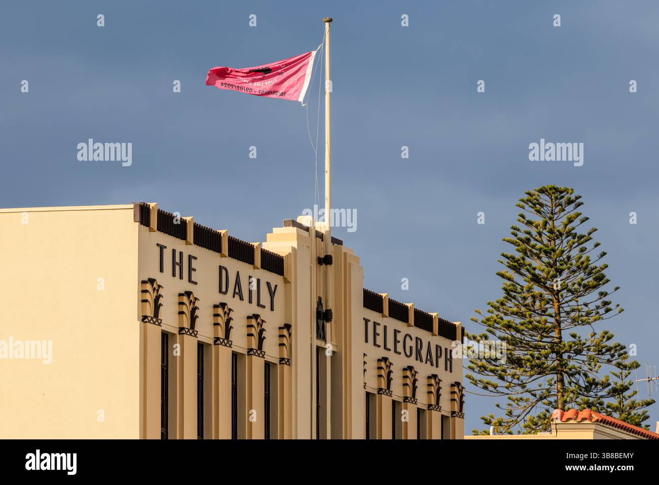 splendido edificio in stile art deco a napier, gli uffici giornalieri del telegrafo offrono una vista ad angolo del piano superiore con insegna e asta Foto Stock