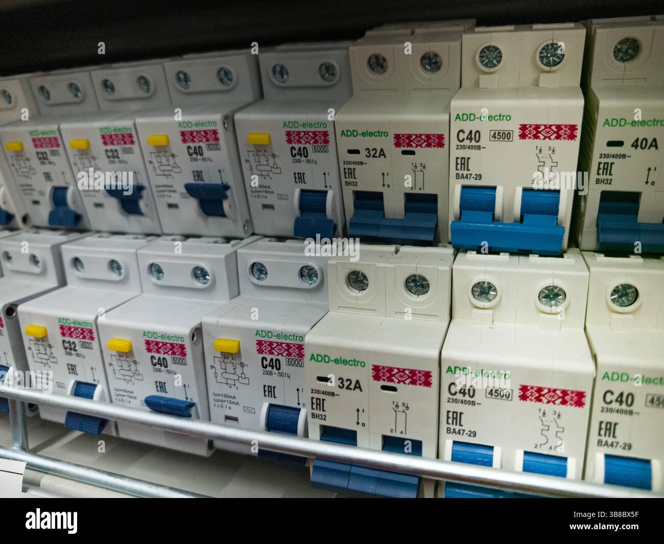Bobruisk, Bielorussia - 26 aprile 2025: Vari interruttori automatici elettrici sono disposti in modo ordinato su un espositore, mostrando le loro specifiche e fe Foto Stock