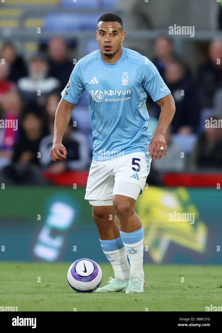 Londra, Regno Unito. 5 maggio 2025. Murillo di Nottingham Forest durante la partita Crystal Palace vs Nottingham Forest Premier League al Selhurst Park di Londra. Il credito per immagini dovrebbe essere: Paul Terry/Sportimage Credit: Sportimage Ltd/Alamy Live News Foto Stock
