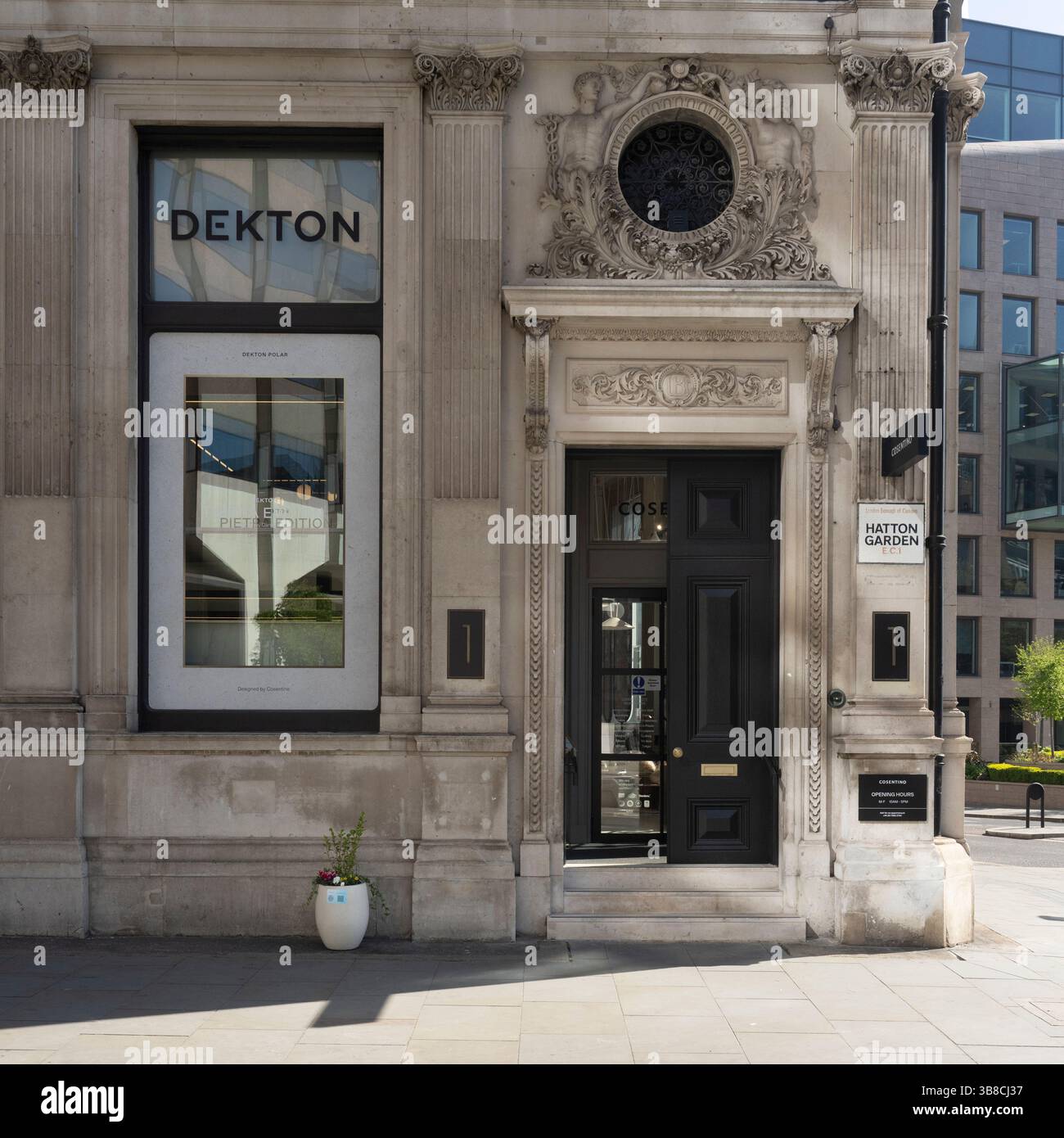 Una piantatrice illumina Hatton Garden, Londra. L'Hatton Garden BID sponsorizza i fiori per migliorare la zona per i visitatori e le aziende. Foto Stock