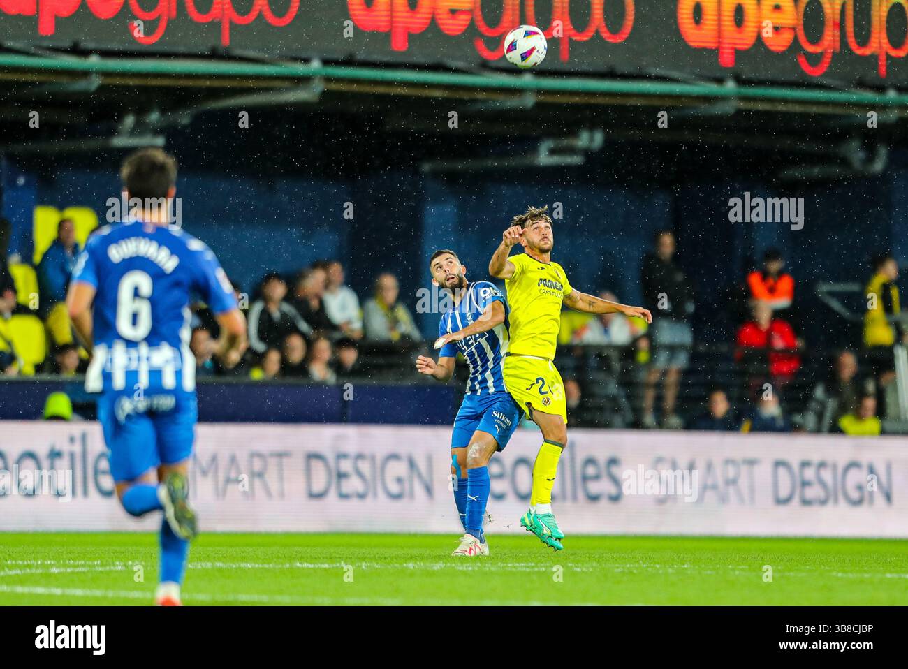 22 ottobre 2023: Matteo gabbia del Villarreal e Luis Rioja dell'Alaves in azione durante il campionato spagnolo, la Liga EA Sports, partita di calcio giocata tra Villarreal CF e Deportivo Alaves all'Estadio de la ceramica il 22 ottobre 2023, a Villarreal, Spagna. (Immagine di credito: © Ivan Terron/AFP7 via ZUMA Press Wire) Foto Stock