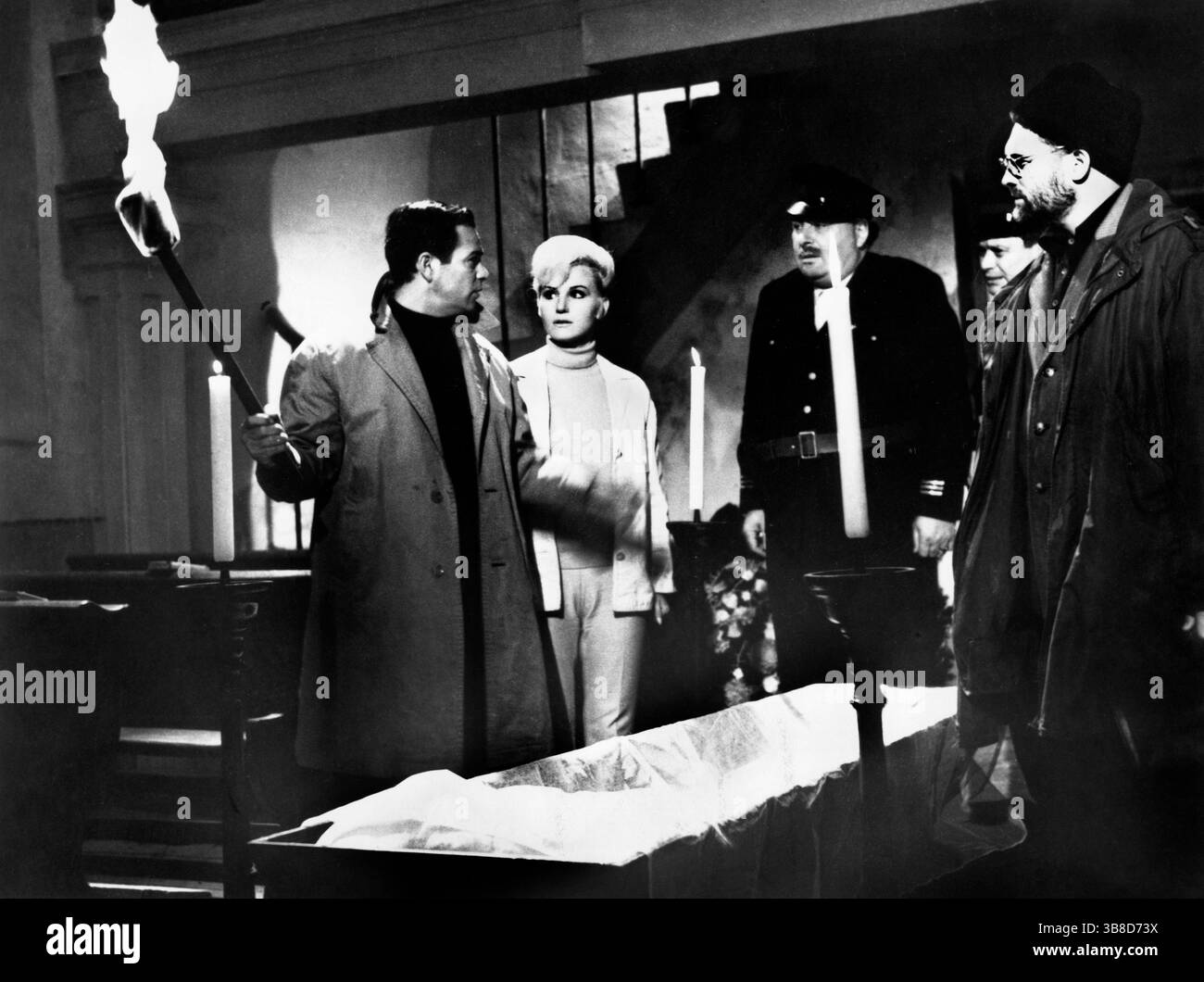 5 giugno 2023, USA: Adrian Hoven, Karin Field, sul set del film tedesco/jugoslavo, ''Cave of the Living Dead'', aka ''Night of the Vampires'', titolo originale: ''Der Fluch der grÃ¼nen Augen'', Schneider-Filmverleih, 1964, Trans-Lux Distributing Corporation (USA), 1966 (Credit Image: © JT Vintage via ZUMA Press Wire) Foto Stock