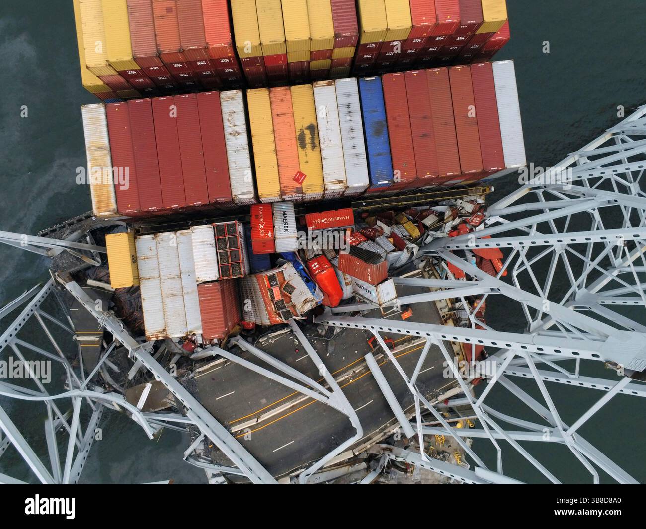 28 marzo 2024, Dundalk, MD, Stati Uniti d'America: La nave da carico MV Dali incastrata in capriate d'acciaio dal relitto del Francis Scott Key Bridge, 28 marzo 2024, vicino a Dundalk, Maryland. Il ponte è stato colpito dalla nave container MV Dali da 984 piedi il 26 marzo e crollò uccidendo sei lavoratori. (Immagine di credito: © PO1 Paul Dragin/Costa degli Stati Uniti/Planet Pix tramite ZUMA Press Wire) Foto Stock
