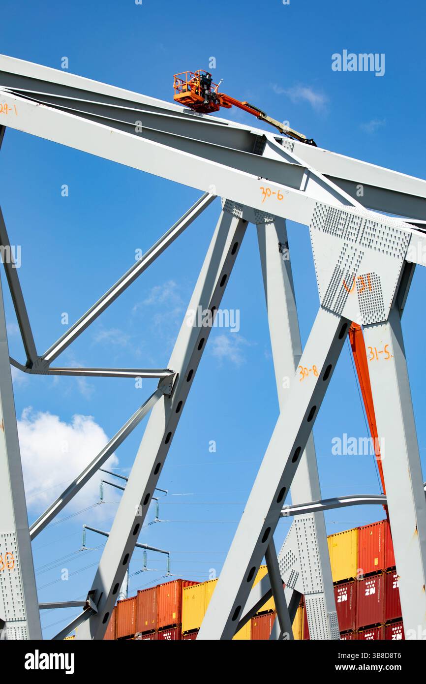 1° maggio 2024, Dundalk, MD, Stati Uniti d'America: Gli equipaggi di salvataggio continuano a lavorare per eliminare il relitto del Francis Scott Key Bridge crollato sul fiume Patapsco, 1 maggio 2024, vicino a Dundalk, Maryland. Il ponte è stato colpito dalla nave container MV Dali da 984 piedi il 26 marzo e crollò uccidendo sei lavoratori. (Immagine di credito: © Christopher Rosario/U.S. Army/Planet Pix tramite ZUMA Press Wire) Foto Stock