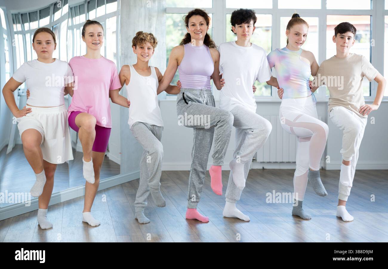 I giovani ballerini imparano a ballare la danza popolare greca sirtaki e la danza popolare irlandese jig Foto Stock