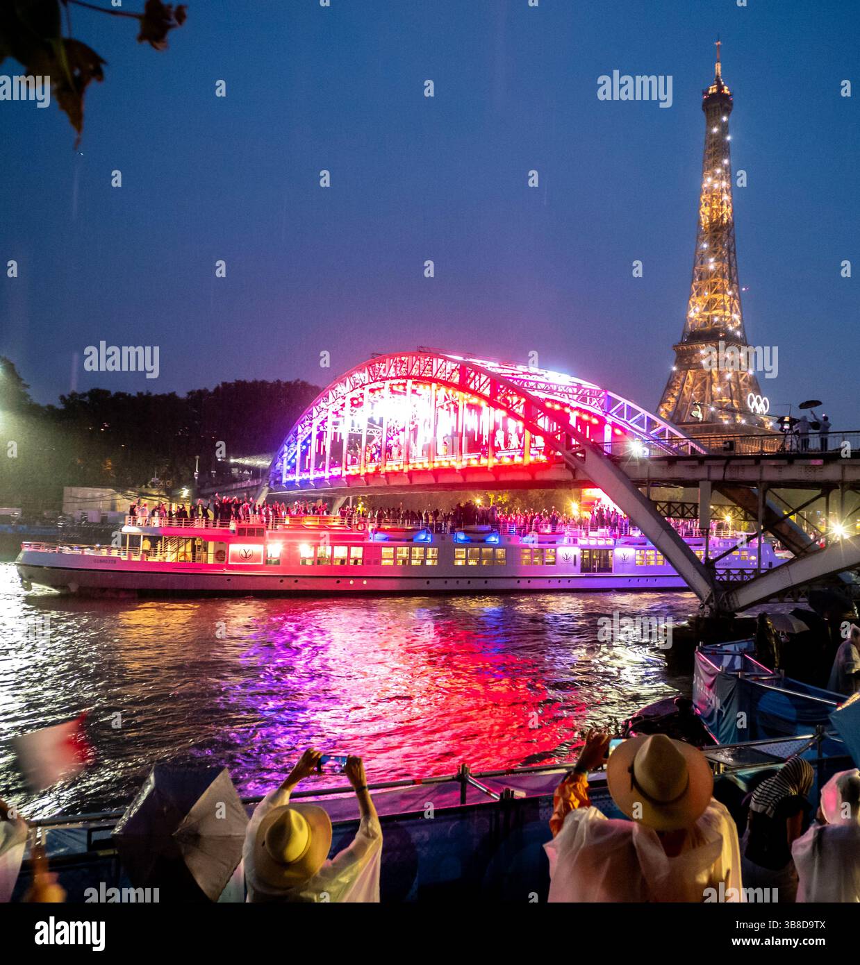 7 gennaio 2016, Parigi, Lower Quay Right Bank, Francia: Parigi 2024: CERIMONIA DI APERTURA â€” i XXXIII Giochi Olimpici si aprono in grande stile lungo la Senna, mentre gli Olimpici e i tifosi di tutto il mondo si godono la cerimonia sotto iconici monumenti parigini come la Torre Eiffel venerdì 26 luglio 2024. Fotografie di Daniel A. Anderson (immagine di credito: © Daniel A. Anderson/ZUMA Press Wire) Foto Stock