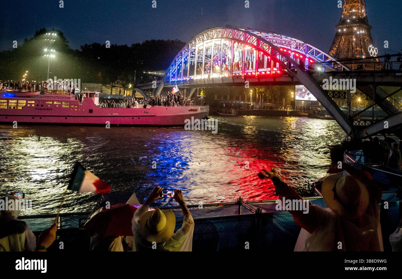 7 gennaio 2016, Parigi, Lower Quay Right Bank, Francia: Parigi 2024: CERIMONIA DI APERTURA â€” i XXXIII Giochi Olimpici si aprono in grande stile lungo la Senna, mentre gli Olimpici e i tifosi di tutto il mondo si godono la cerimonia sotto iconici monumenti parigini come la Torre Eiffel venerdì 26 luglio 2024. Fotografie di Daniel A. Anderson (immagine di credito: © Daniel A. Anderson/ZUMA Press Wire) Foto Stock