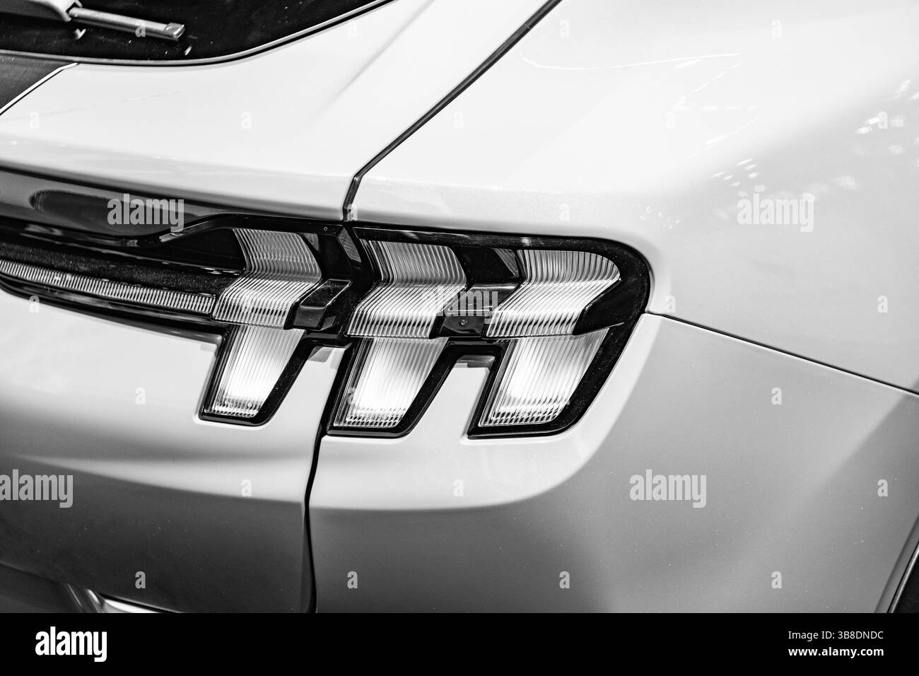 New York City, USA - 27 marzo 2024: Rare luci di Ford Mustang Mach-e SUV elettrico al New York International Auto Show Foto Stock