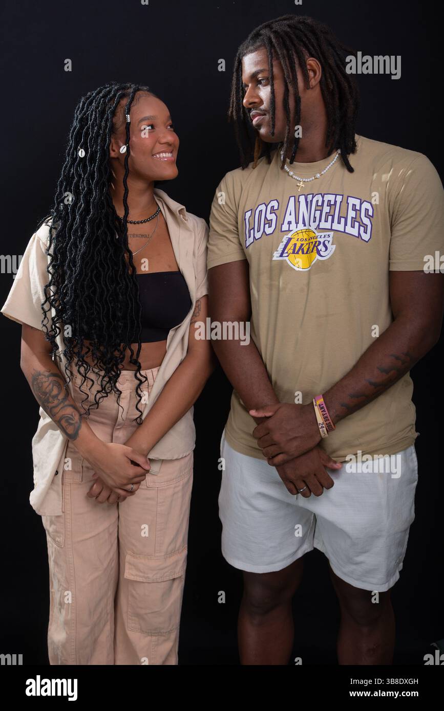 Salvador, Bahia, Brasile - 3 maggio 2025: Coppia amorevole che indossa abiti casual. Persone innamorate, relazioni. Isolato su sfondo nero. LOV Foto Stock