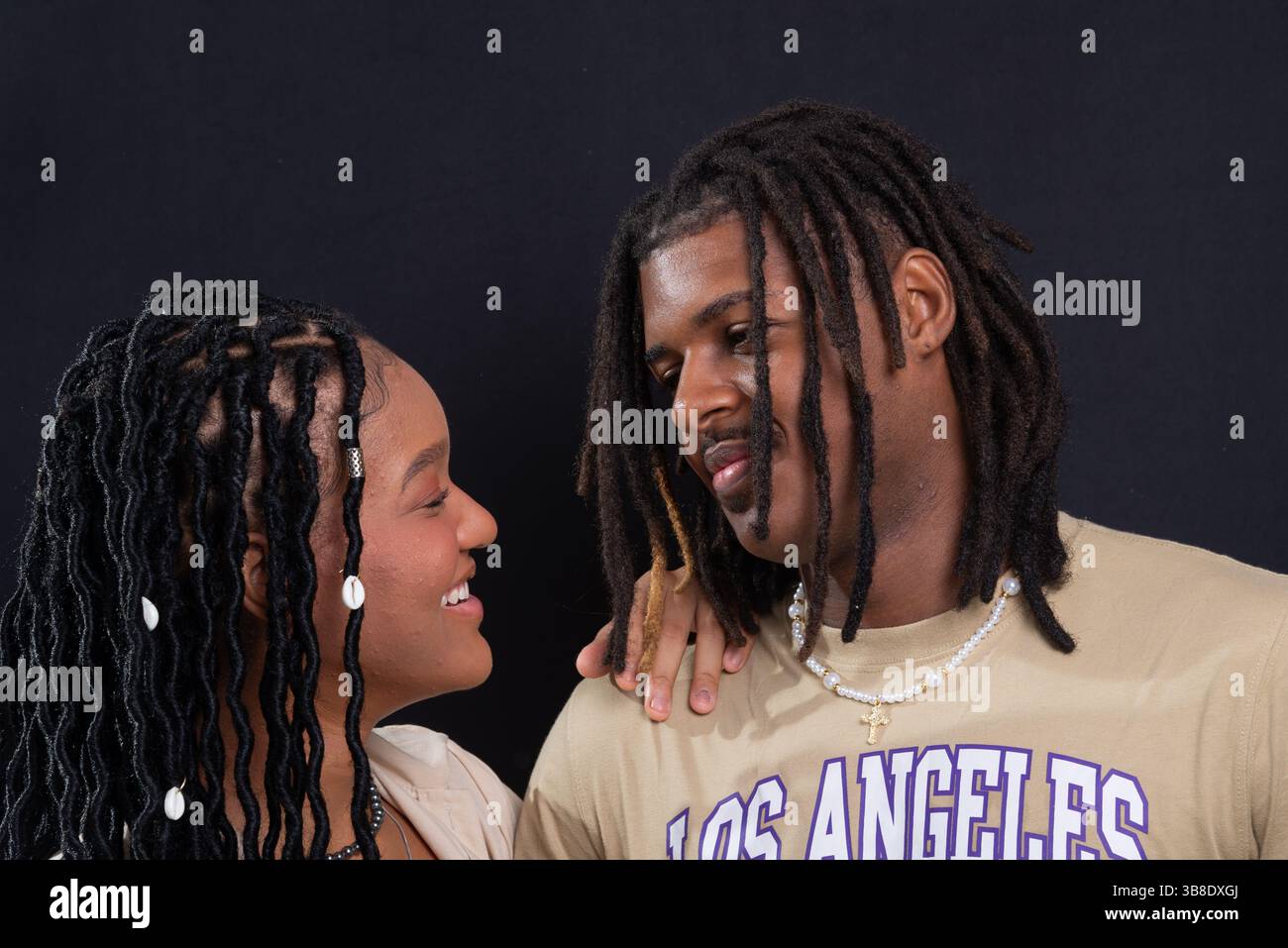 Salvador, Bahia, Brasile - 3 maggio 2025: Coppia amorevole che indossa abiti casual. Persone innamorate, relazioni. Isolato su sfondo nero. LOV Foto Stock